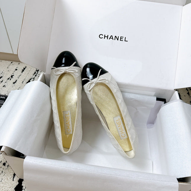 BALLET FLATS BOW IN WHITE CALFSKIN QUILTED AND BLACK GLOSSY