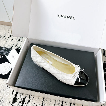 BALLET FLATS BOW IN WHITE CALFSKIN QUILTED AND BLACK GLOSSY