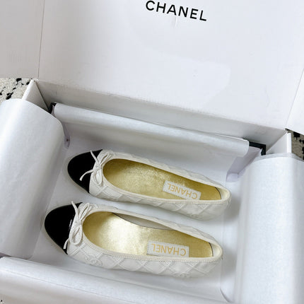 BALLET FLATS BOW IN WHITE CALFSKIN QUILTED AND BLACK GLOSSY