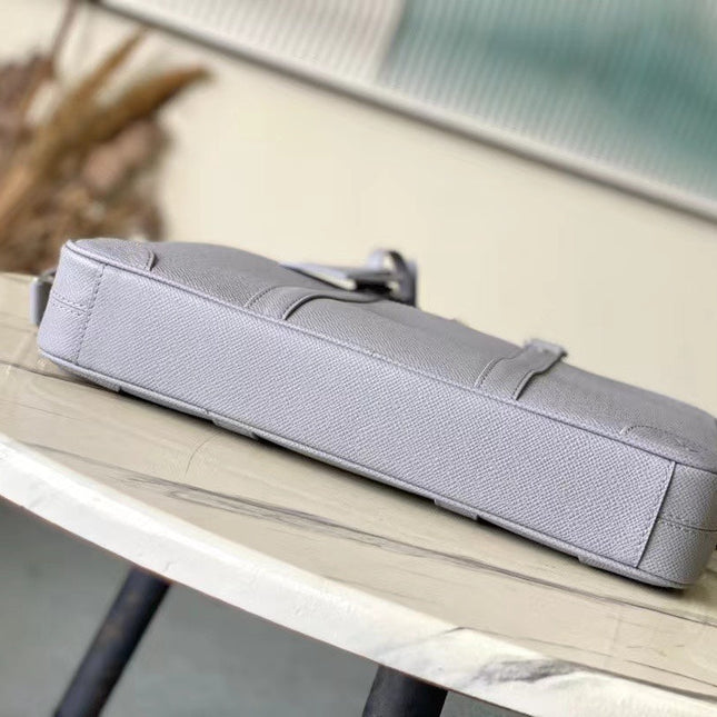 PORTE-DOCUMENTS VOYAGE PM 36 IN DOVE GRAY CALFSKIN