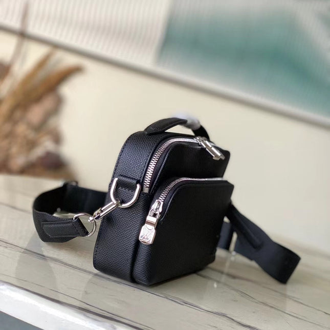 AVENUE MESSENGER 22 IN BLACK CALFSKIN
