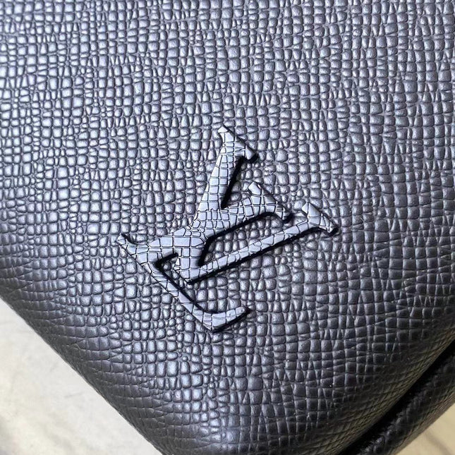 AVENUE MESSENGER 22 IN BLACK CALFSKIN