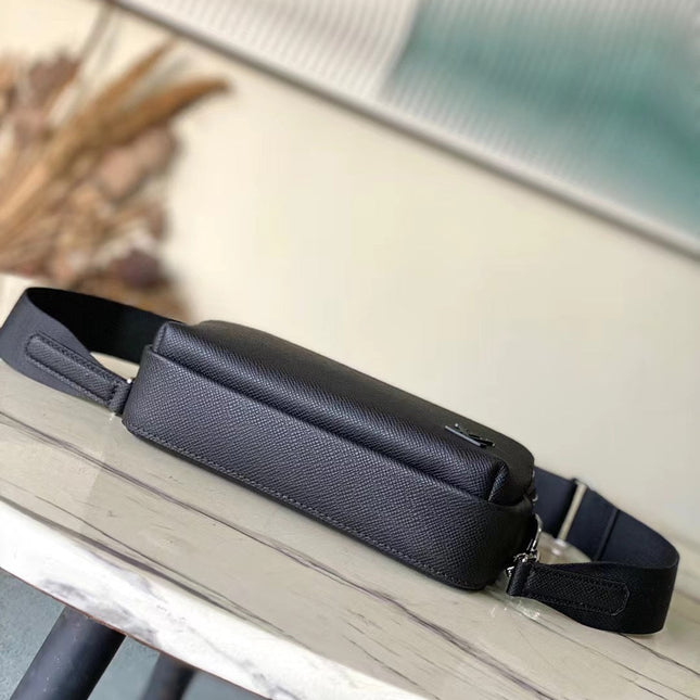 AVENUE MESSENGER 22 IN BLACK CALFSKIN