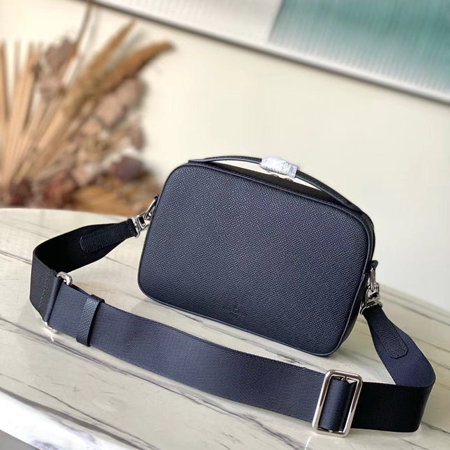 AVENUE MESSENGER 22 IN BLACK CALFSKIN