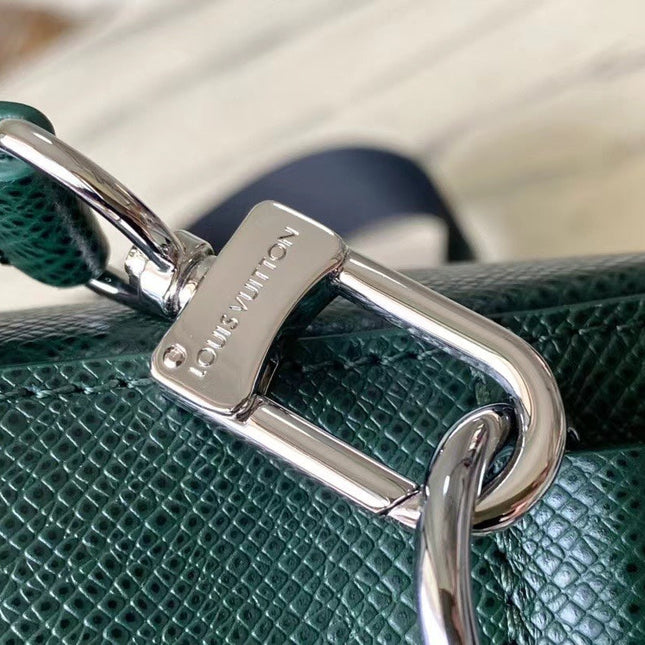 AVENUE MESSENGER 22 IN FOREST GREEN CALFSKIN