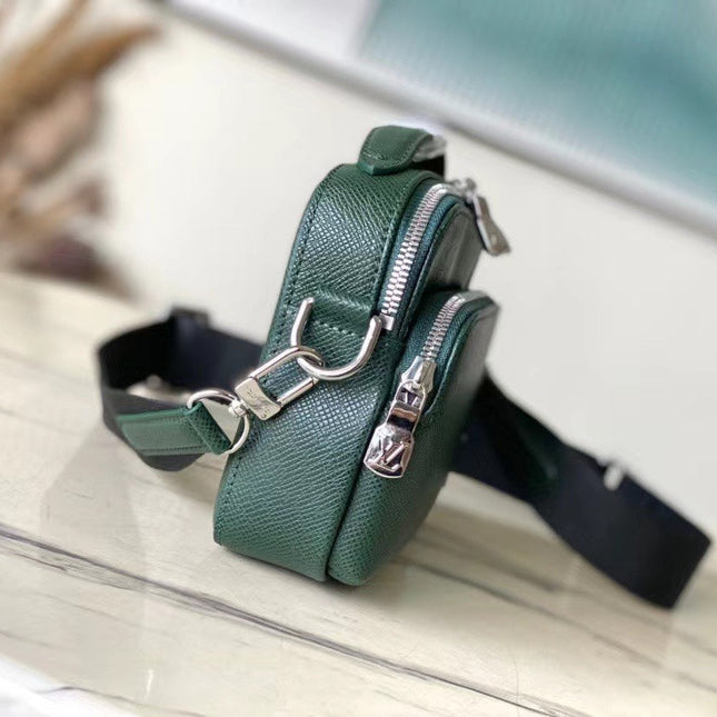 AVENUE MESSENGER 22 IN FOREST GREEN CALFSKIN