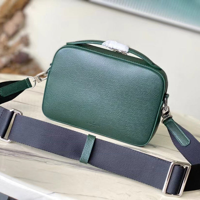 AVENUE MESSENGER 22 IN FOREST GREEN CALFSKIN