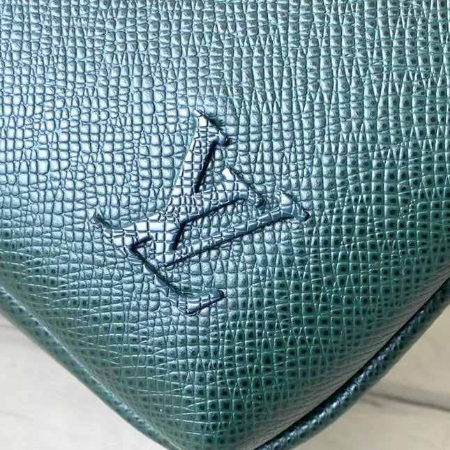 AVENUE MESSENGER 22 IN FOREST GREEN CALFSKIN