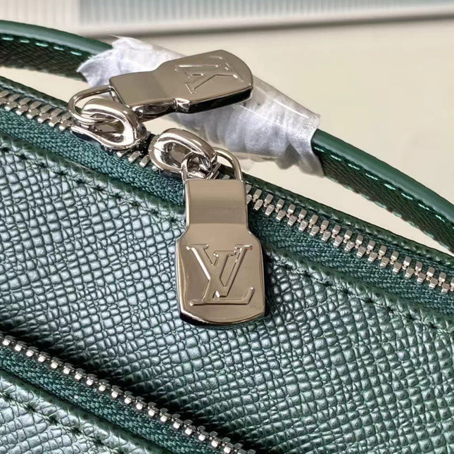 AVENUE MESSENGER 22 IN FOREST GREEN CALFSKIN