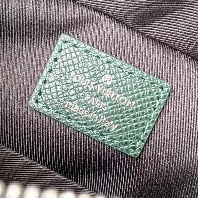 AVENUE MESSENGER 22 IN FOREST GREEN CALFSKIN
