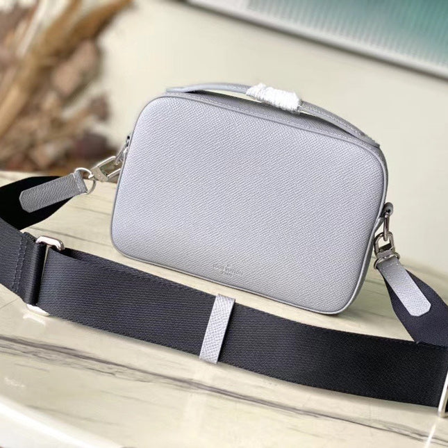 AVENUE MESSENGER 22 IN HARBOR GRAY CALFSKIN