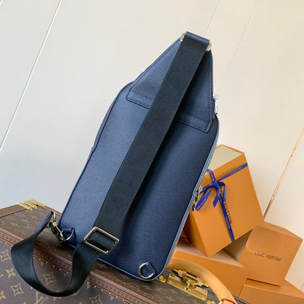 AVENUE SLINGBAG 31 IN NAVY BLUE TAIGA LEATHER