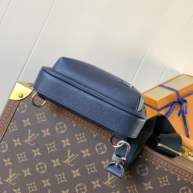 AVENUE SLINGBAG 31 IN NAVY BLUE TAIGA LEATHER