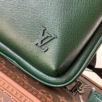 AVENUE SLINGBAG 31 IN DARK GREEN TAIGA LEATHER