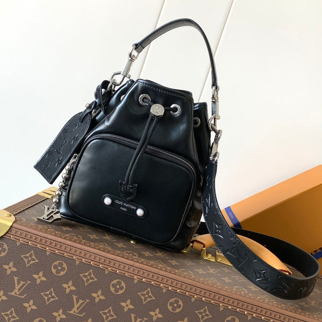 LV 25S NOÉ CARGO 24 IN BLACK GLOSSY CALFSKIN SILVER HARDWARE
