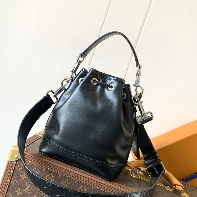 LV 25S NOÉ CARGO 24 IN BLACK GLOSSY CALFSKIN SILVER HARDWARE