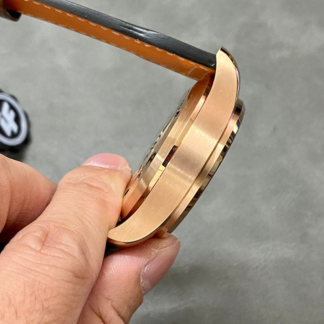PILOT’S WATCH EDITION 43 MM ROSE GOLD CASE WITH CIDER BROWN LEATHER STRAP