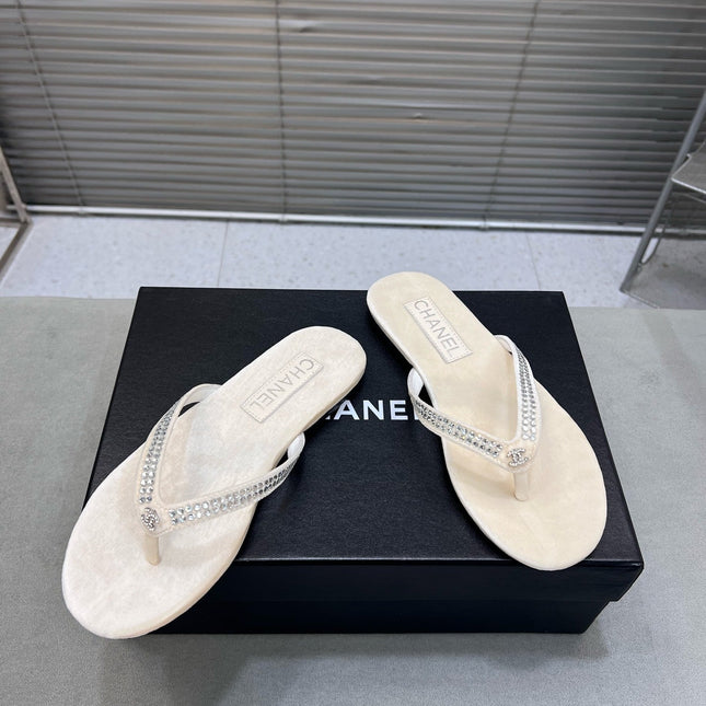 CRYSTAL THONG SANDAL IN WHITE CREAM SUEDE