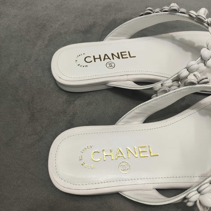 THONG SLIPPERS CAMELLIA IN WHITE CALFSKIN