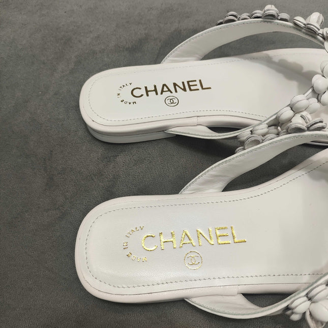 THONG SLIPPERS CAMELLIA IN WHITE CALFSKIN