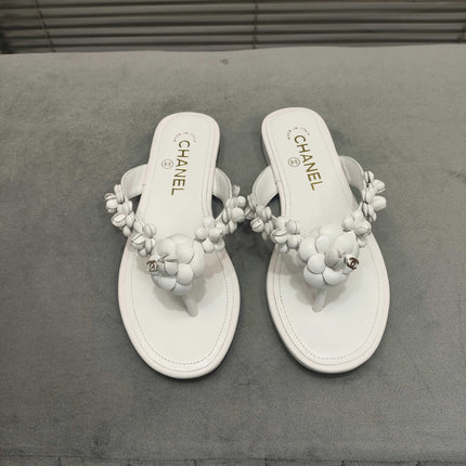 THONG SLIPPERS CAMELLIA IN WHITE CALFSKIN