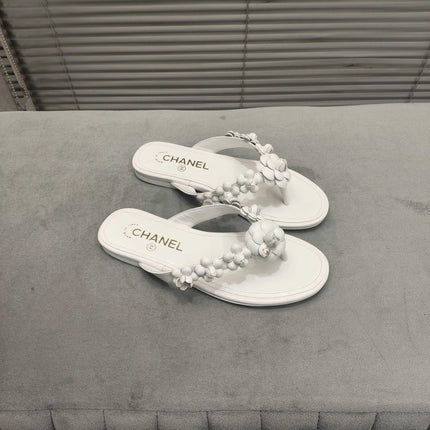 THONG SLIPPERS CAMELLIA IN WHITE CALFSKIN