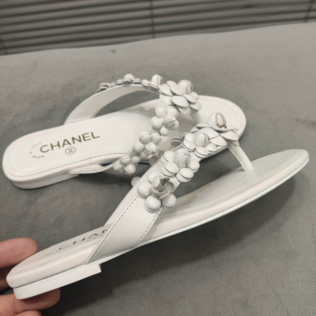 THONG SLIPPERS CAMELLIA IN WHITE CALFSKIN