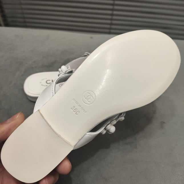 THONG SLIPPERS CAMELLIA IN WHITE CALFSKIN