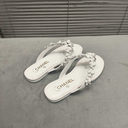 THONG SLIPPERS CAMELLIA IN WHITE CALFSKIN