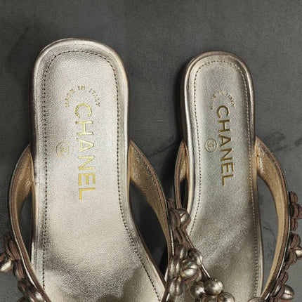 THONG SLIPPERS CAMELLIA IN GOLD PANTENT CALFSKIN