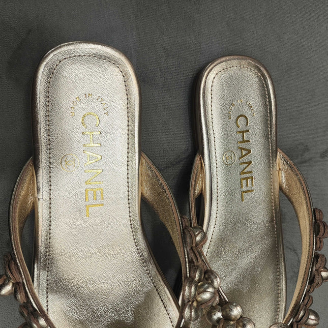 THONG SLIPPERS CAMELLIA IN GOLD PANTENT CALFSKIN