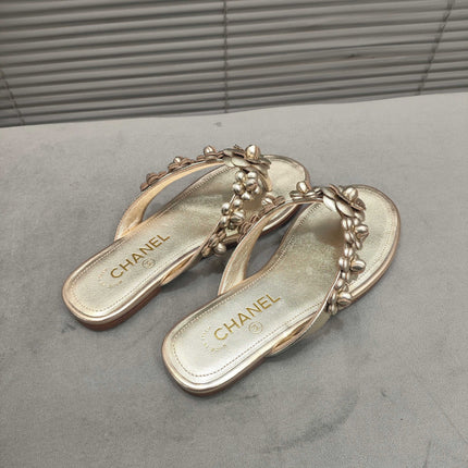 THONG SLIPPERS CAMELLIA IN GOLD PANTENT CALFSKIN