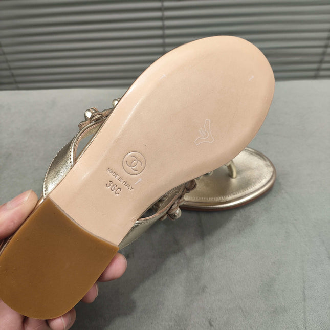 THONG SLIPPERS CAMELLIA IN GOLD PANTENT CALFSKIN