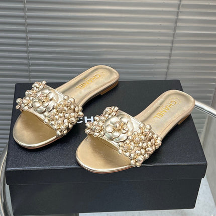 SLIPPERS CAMELLIA IN GOLD PANTENT CALFSKIN