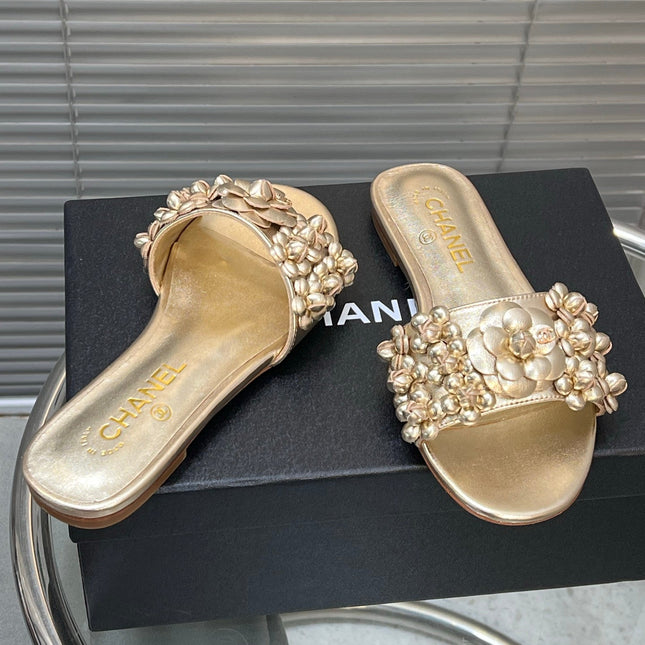 SLIPPERS CAMELLIA IN GOLD PANTENT CALFSKIN