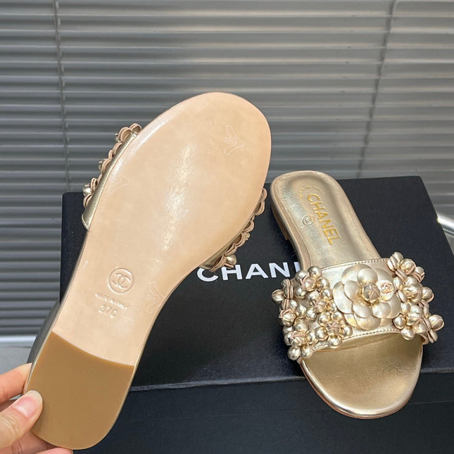 SLIPPERS CAMELLIA IN GOLD PANTENT CALFSKIN