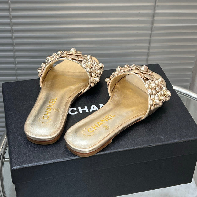 SLIPPERS CAMELLIA IN GOLD PANTENT CALFSKIN