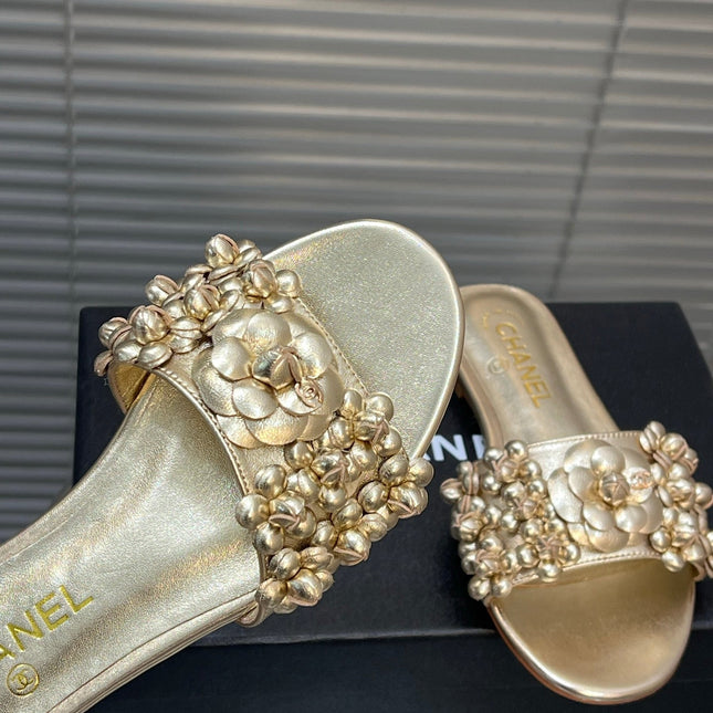 SLIPPERS CAMELLIA IN GOLD PANTENT CALFSKIN