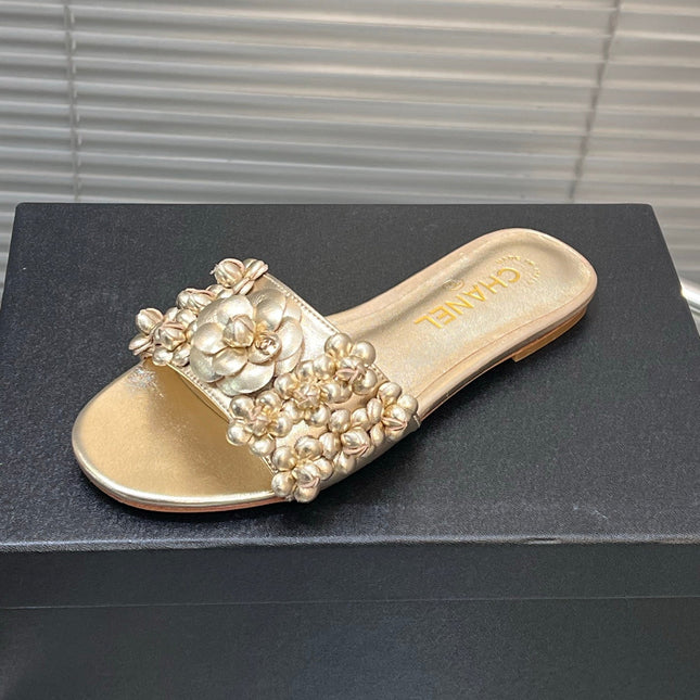 SLIPPERS CAMELLIA IN GOLD PANTENT CALFSKIN