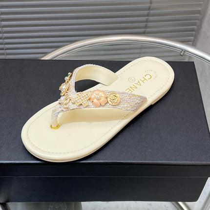 THONG SLIPPERS IN CREAM WHITE SOFT LEATHER WITH LOGO STICKER DETAIL