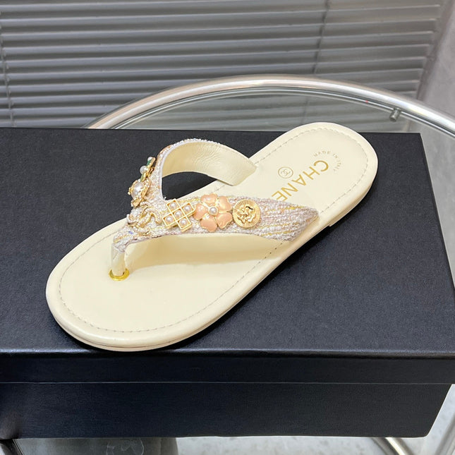 THONG SLIPPERS IN CREAM WHITE SOFT LEATHER WITH LOGO STICKER DETAIL