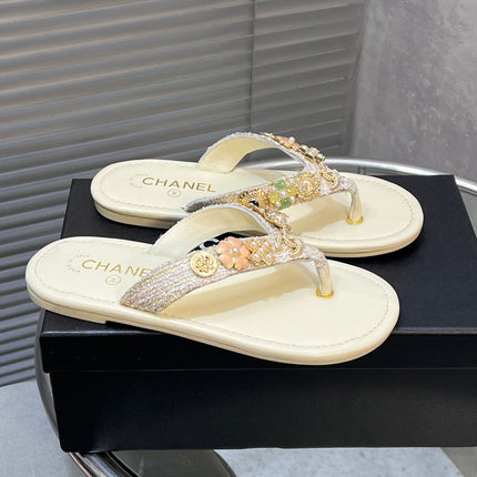 THONG SLIPPERS IN CREAM WHITE SOFT LEATHER WITH LOGO STICKER DETAIL