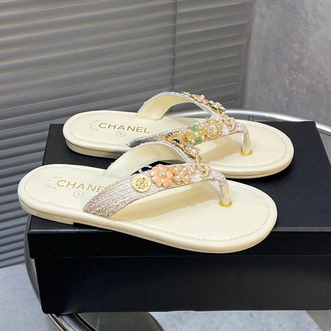 THONG SLIPPERS IN CREAM WHITE SOFT LEATHER WITH LOGO STICKER DETAIL