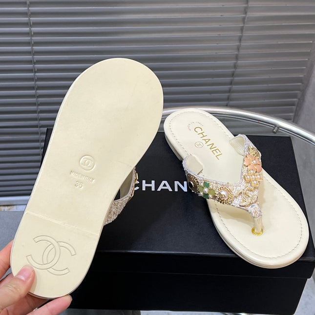 THONG SLIPPERS IN CREAM WHITE SOFT LEATHER WITH LOGO STICKER DETAIL