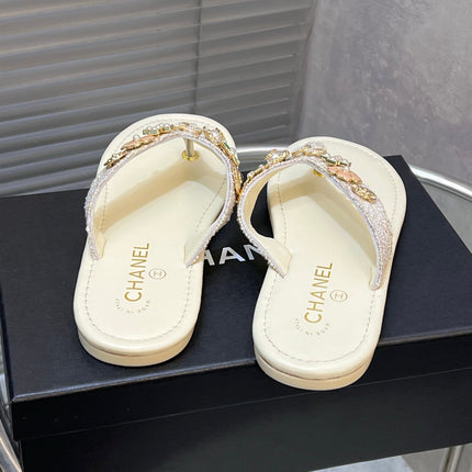 THONG SLIPPERS IN CREAM WHITE SOFT LEATHER WITH LOGO STICKER DETAIL