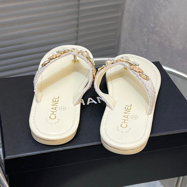 THONG SLIPPERS IN CREAM WHITE SOFT LEATHER WITH LOGO STICKER DETAIL