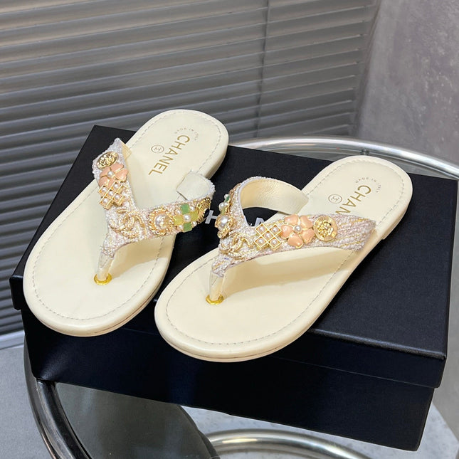 THONG SLIPPERS IN CREAM WHITE SOFT LEATHER WITH LOGO STICKER DETAIL