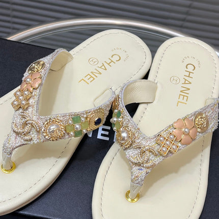 THONG SLIPPERS IN CREAM WHITE SOFT LEATHER WITH LOGO STICKER DETAIL