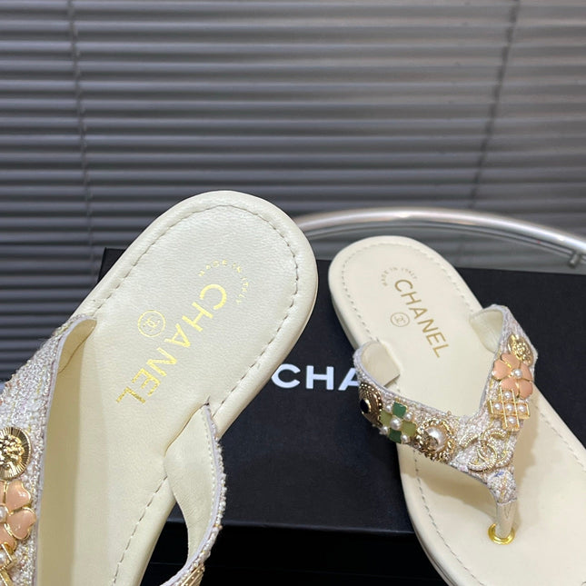 THONG SLIPPERS IN CREAM WHITE SOFT LEATHER WITH LOGO STICKER DETAIL