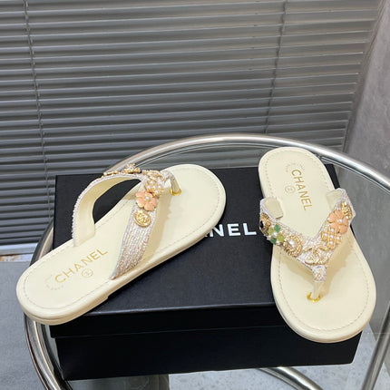 THONG SLIPPERS IN CREAM WHITE SOFT LEATHER WITH LOGO STICKER DETAIL